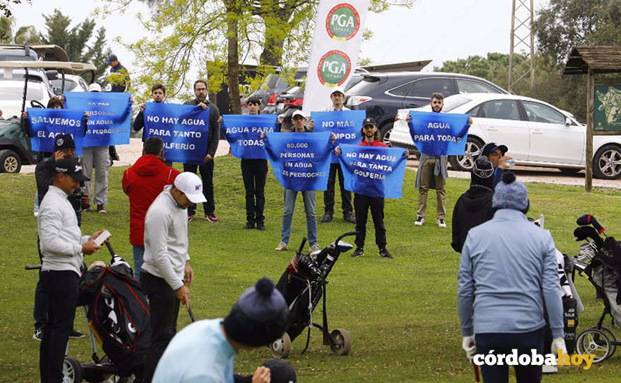 Un grupo de activistas interrumpen en la primera jornada del Circuito PGA Spain Golf Tour FOOTO GREENPEACE
