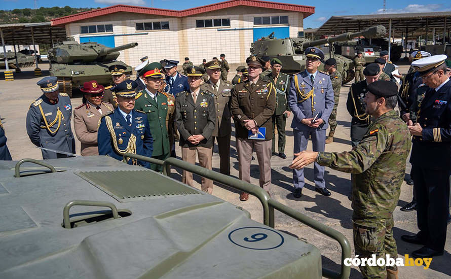 Los agregados de Defensa y oficiales de enlace de diferentes países que han visitado la BRI X ha conocido sus vehículos de combate