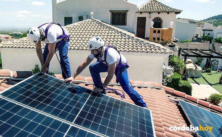 Instalación de placas solares en una vivienda por parte de Endesa