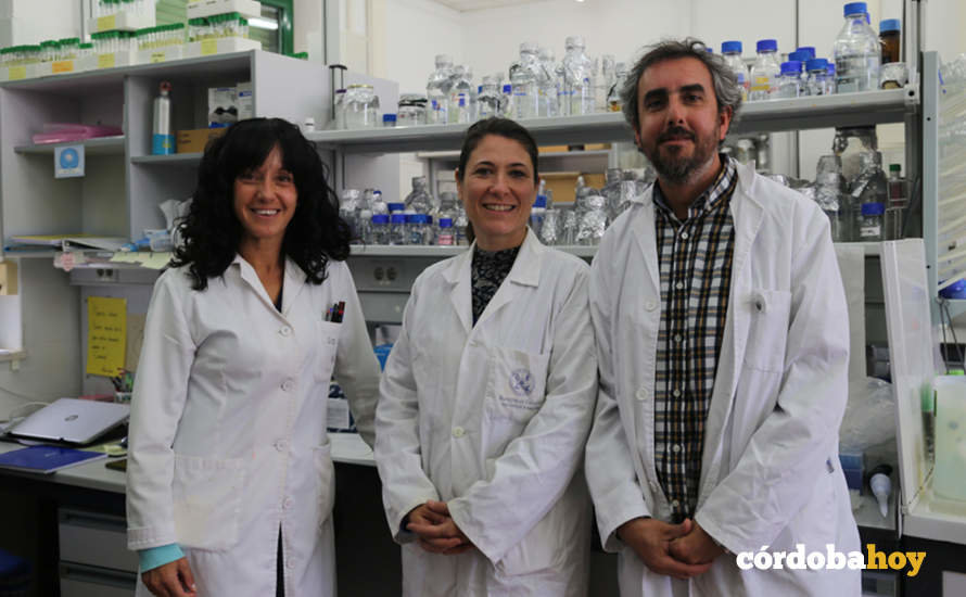 De izquierda a derecha, las investigadoras María Jesús Torres, Alexandra Dubini y el investigador David González, autores del trabajo
