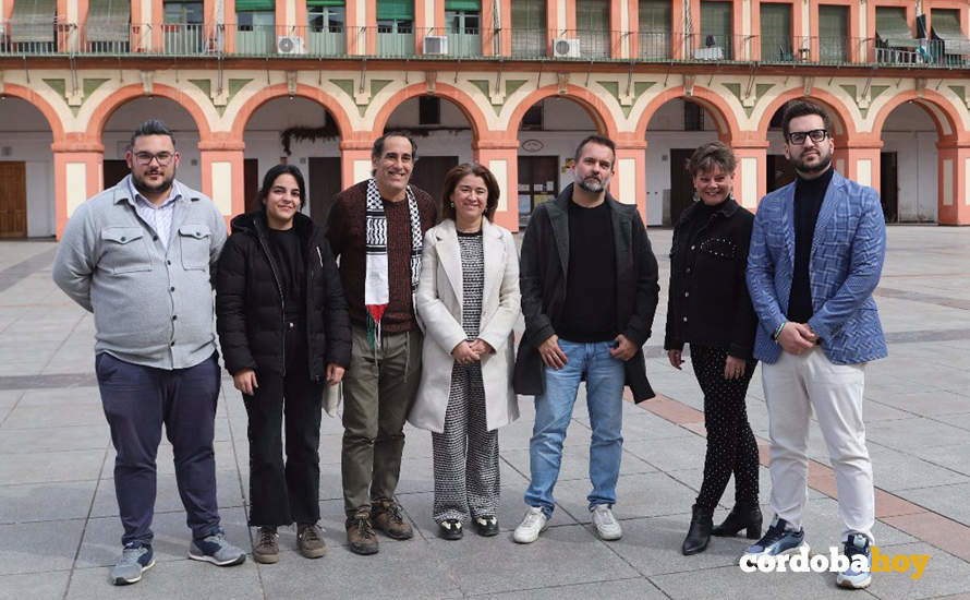 Responsables de Hacemos Córdoba y ediles de su grupo municipal, en la Plaza de La Corredera