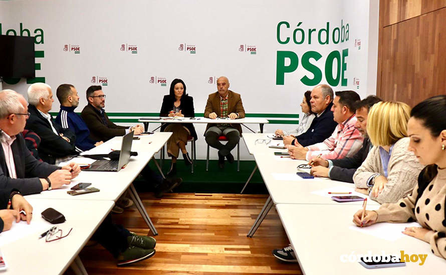 Crespín y Hurtado (centro, al fondo), durante la reunión en la sede provincial de su partido