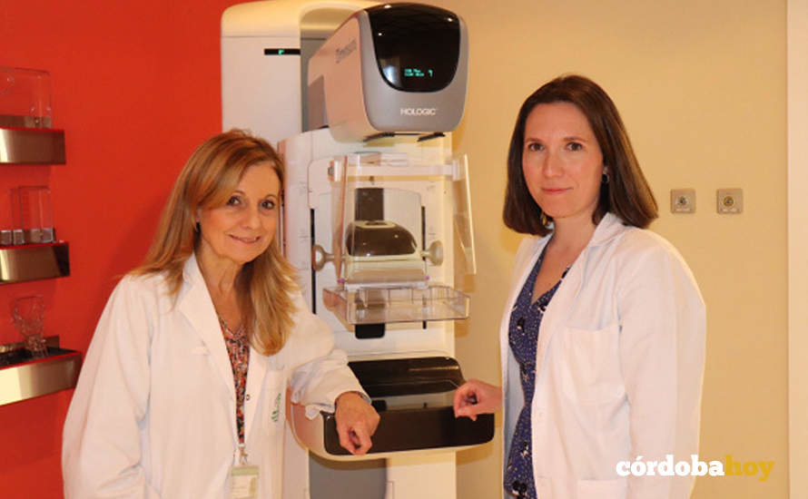 Los doctoras Marina Álvarez (izda.) y Cristina Pulido, frente a una equipo de tomosíntesis mamaria