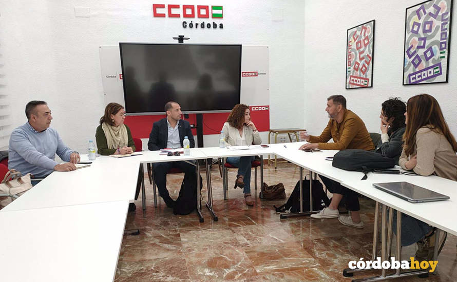 Nieto (centro), entre representantes de Por Andalucía e IU y de CCOO, en la sede del sindicato en Córdoba