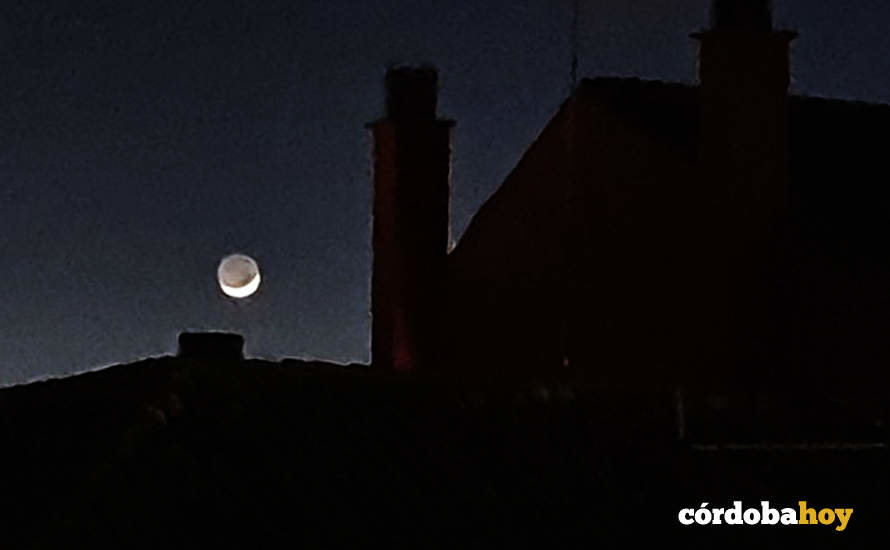 Cuarto creciente de una espectral Luna llena sobre Córdoba