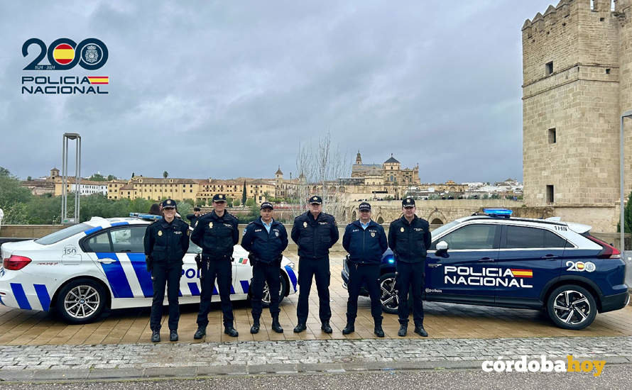 Agentes de la Policía Nacional de Córdoba junto a los dos agentes de la Segurança Pública de Portugal que patrullarán en Córdoba durante la Semana Santa