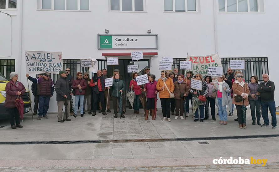 Vecinos de Azuel protestan ante el consultorio de Cardeña