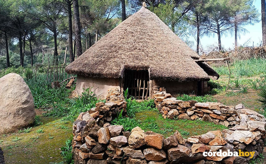 Recreación de una cabaña prehistórica en Posadas como atractivo turístico
