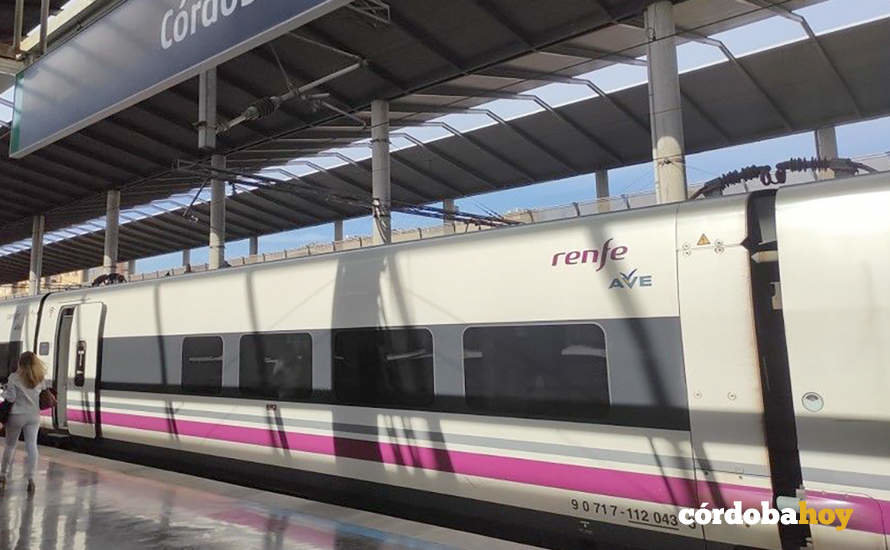 Un tren AVE en uno de los andenes de la estación central de Córdoba