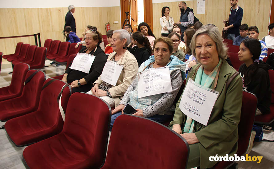 Protesta en el último Pleno de personas mayores por el retraso de las viviendas en la calle Don Rodrigo
