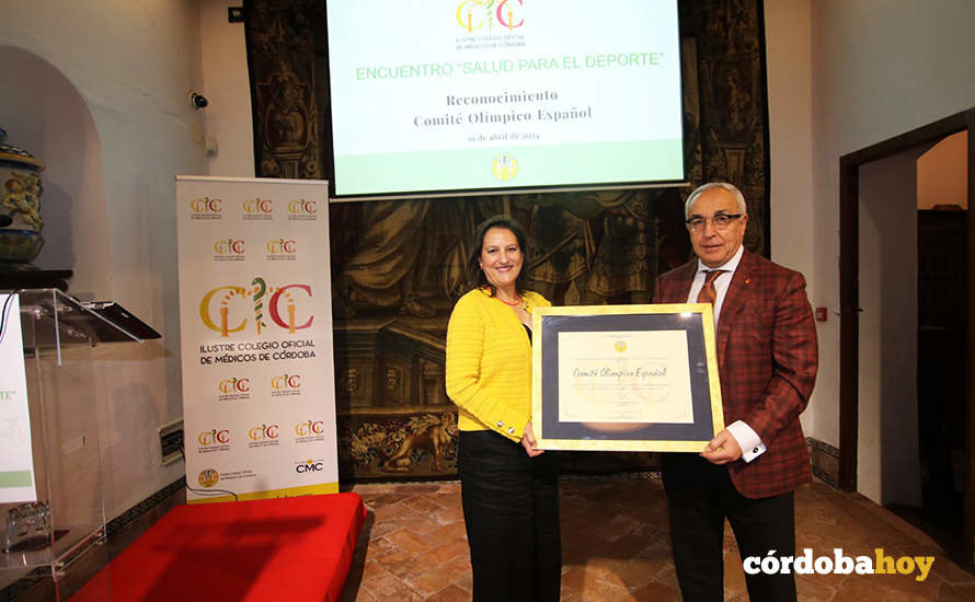 María del Carmen Arias Blanco entrega el diploma del reconocimiento a Alejandro Blanco Bravo