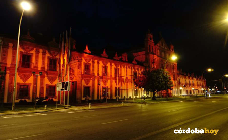 La fachada de la Diputación iluminada de rojo cntra la siniestralidad labora FOTO NOTICIAS OBRERAS