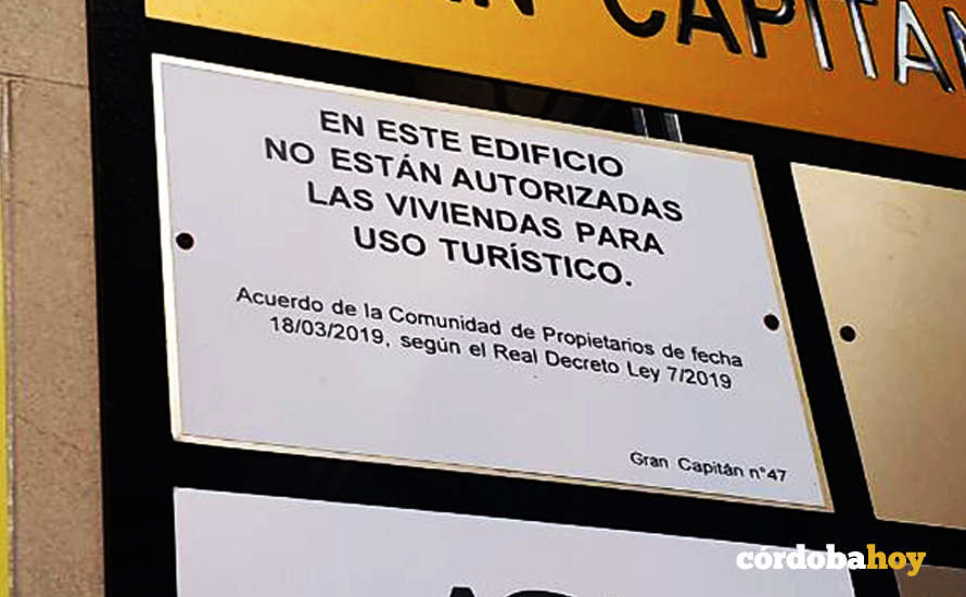 Mensaje contra las viviendas turísticas en un bloque de Córdoba