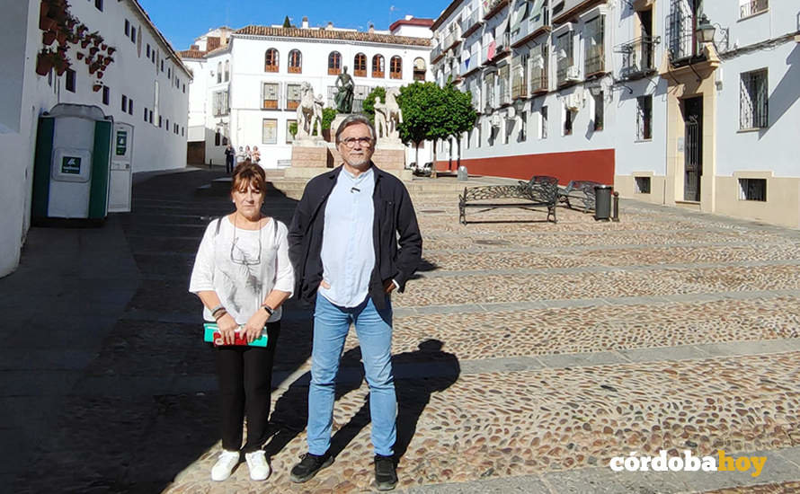 Lourdes Martínez y Manuel Ortega, en la Plaza de Conde de Priego