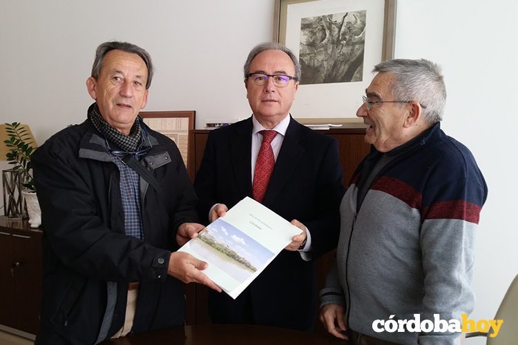 Francisco León entregaen CECO  el informe del proyecto a Antonio Díaz en presencia de Rafael Soto