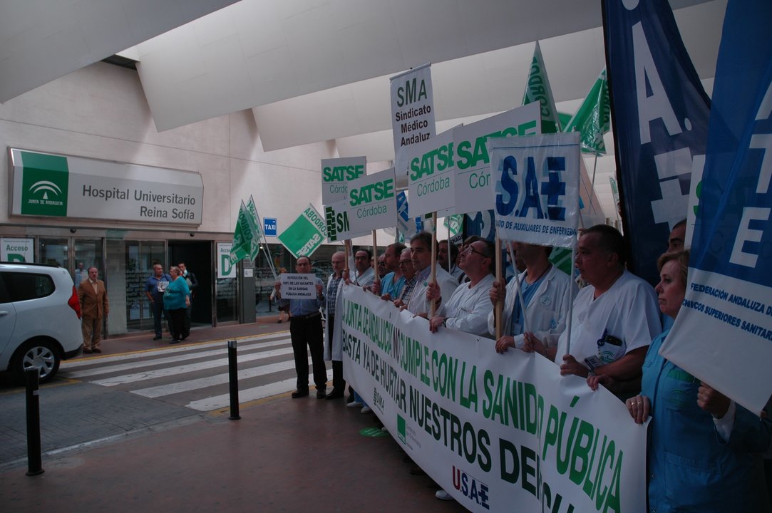 Protesta de los profesionales sanitarios en el Reina Sofía