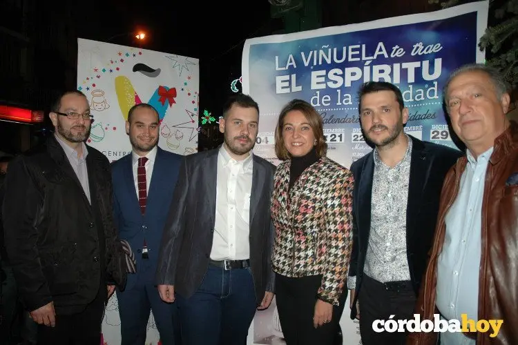 La alcaldesa, varios concejales y representantes del comercio en La Vi&ntilde;uela