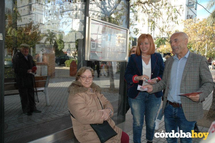 Antonio Hurtado repartiendo propaganda electoral en una parada de autobuses del Sector Sur