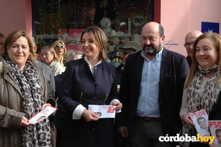 Isabel Ambrosio junto a Manuel Torres y otros cargos del Psoe en Cruz Conde