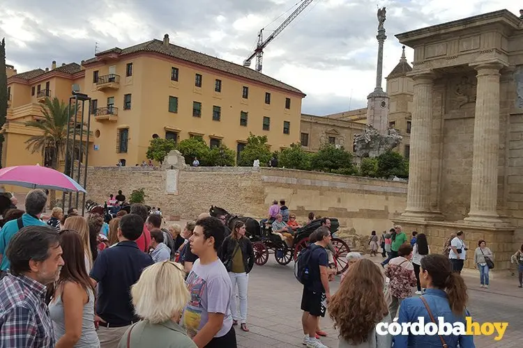 Turistas en la Puerta del Puente
