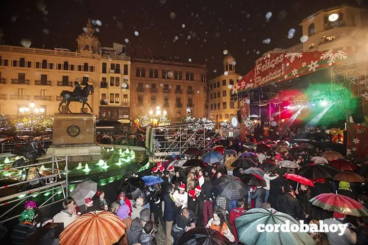 CORDOBA. 01/01/2016. CAMPANADAS DE FIN DE A&Ntilde;O EN LA PLAZA DE LAS TENDILLAS. FOTO: ROLDAN SERRANO. CORDOBA HOY.
