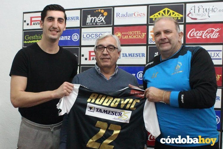 El jugador Novica Rudovic con el presidente y el entrenado del club Ángel Ximénez