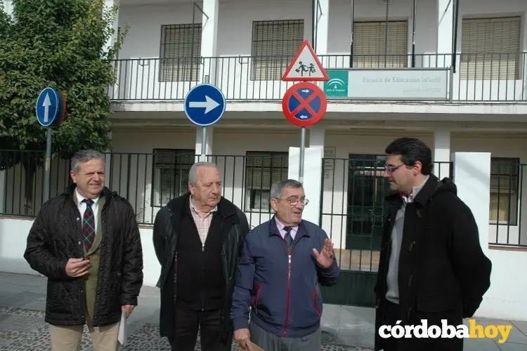 Responsables del Consejo de Distrito Centro y concejales del PP frente al colegio Luciana Centeno