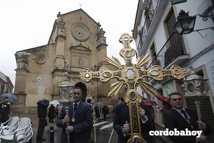 VIA CRUCIS DE LAS COFRADIAS CON EL CRISTO DE LA MISERICORDIA DESDE SAN PEDRO HACIA LA CATEDRAL. FOTO: ROLDAN SERRANO. CORDOBA HOY.