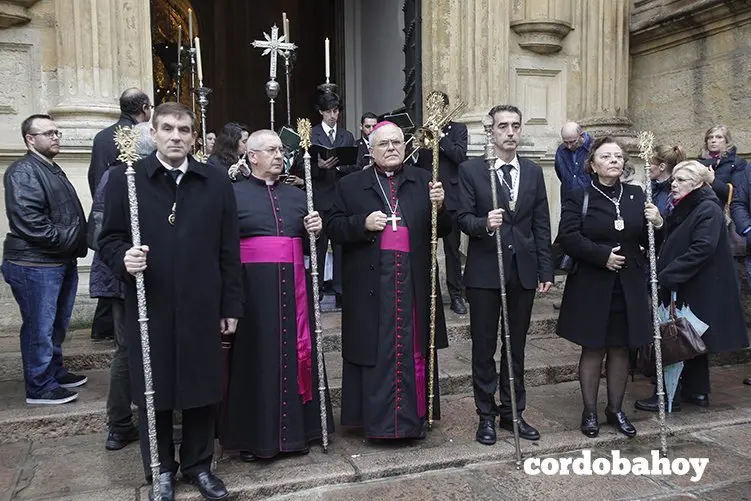 CORDOBA. 13/02/2016. VIA CRUCIS DE LAS COFRADIAS CON EL CRISTO DE LA MISERICORDIA DESDE SAN PEDRO HACIA LA CATEDRAL. FOTO: ROLDAN SERRANO. CORDOBA HOY.
