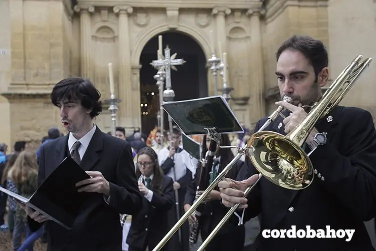 CORDOBA. 13/02/2016. VIA CRUCIS DE LAS COFRADIAS CON EL CRISTO DE LA MISERICORDIA DESDE SAN PEDRO HACIA LA CATEDRAL. FOTO: ROLDAN SERRANO. CORDOBA HOY.