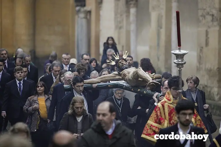 CORDOBA. 13/02/2016. VIA CRUCIS DE LAS COFRADIAS CON EL CRISTO DE LA MISERICORDIA DESDE SAN PEDRO HACIA LA CATEDRAL. FOTO: ROLDAN SERRANO. CORDOBA HOY.