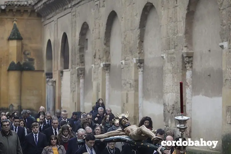 VIA CRUCIS DE LAS COFRADIAS CON EL CRISTO DE LA MISERICORDIA DESDE SAN PEDRO HACIA LA CATEDRAL. FOTO: ROLDAN SERRANO. CORDOBA HOY.