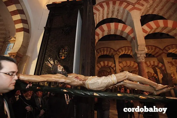 CORDOBA. 13/02/2016. VIA CRUCIS DE LAS COFRADIAS CON EL CRISTO DE LA MISERICORDIA DESDE SAN PEDRO HACIA LA CATEDRAL. FOTO: ROLDAN SERRANO. CORDOBA HOY.