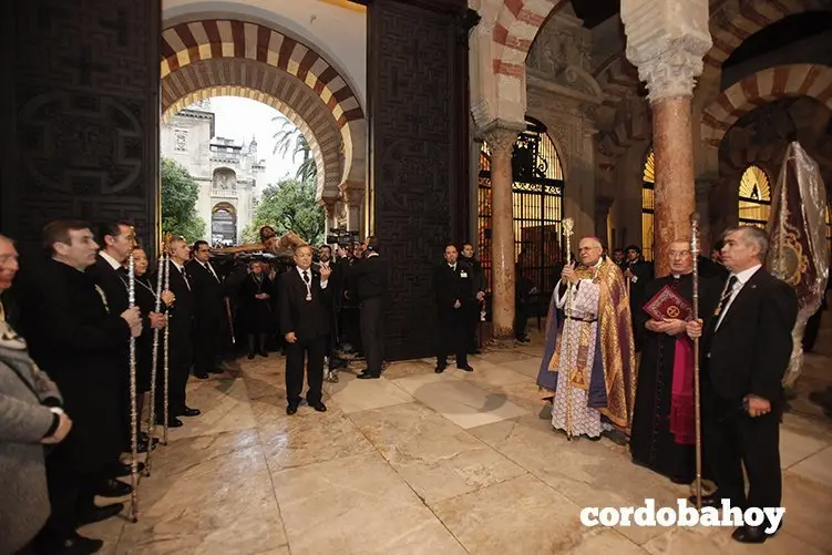 CORDOBA. 13/02/2016. VIA CRUCIS DE LAS COFRADIAS CON EL CRISTO DE LA MISERICORDIA DESDE SAN PEDRO HACIA LA CATEDRAL. FOTO: ROLDAN SERRANO. CORDOBA HOY.