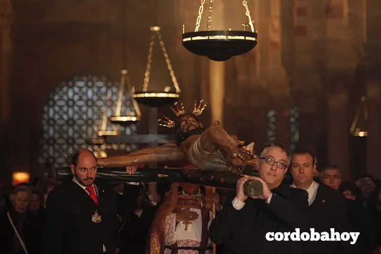 CORDOBA. 13/02/2016. VIA CRUCIS DE LAS COFRADIAS CON EL CRISTO DE LA MISERICORDIA DESDE SAN PEDRO HACIA LA CATEDRAL. FOTO: ROLDAN SERRANO. CORDOBA HOY.