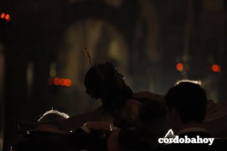CORDOBA. 13/02/2016. VIA CRUCIS DE LAS COFRADIAS CON EL CRISTO DE LA MISERICORDIA DESDE SAN PEDRO HACIA LA CATEDRAL. FOTO: ROLDAN SERRANO. CORDOBA HOY.