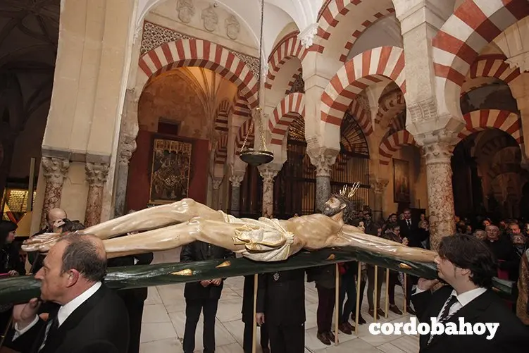 CORDOBA. 13/02/2016. VIA CRUCIS DE LAS COFRADIAS CON EL CRISTO DE LA MISERICORDIA DESDE SAN PEDRO HACIA LA CATEDRAL. FOTO: ROLDAN SERRANO. CORDOBA HOY.