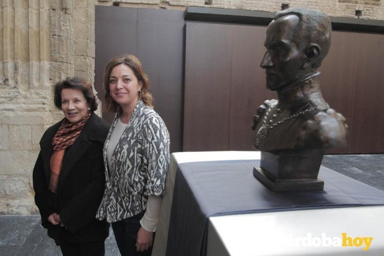 La cónsul de Perú en Andalucía, Lucía Trindade, y la alcaldesa de Córdoba, Isabel Ambrosio, junto al busto del Inca Garcilaso