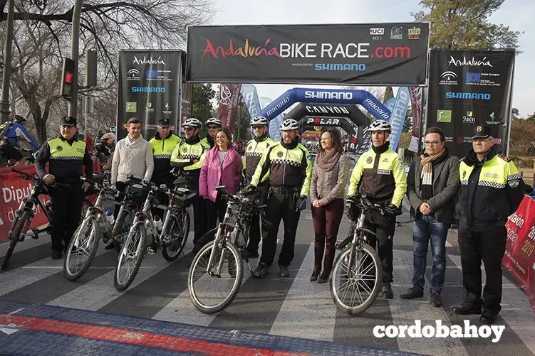 CORDOBA. 24/02/2016. SALIDA DE LA CARRERA CICLISTA ANDALUCIA BIKE RACE DESDE LA PUERTA DEL PUENTE. FOTO: ROLDAN SERRANO. CORDOBA HOY.