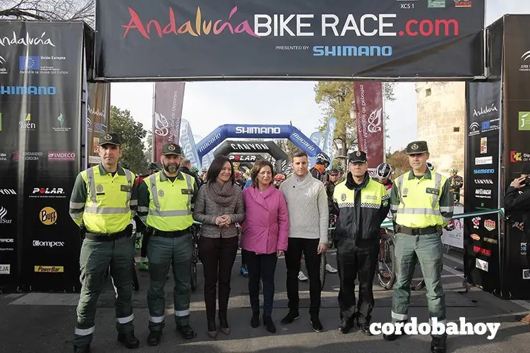 CORDOBA. 24/02/2016. SALIDA DE LA CARRERA CICLISTA ANDALUCIA BIKE RACE DESDE LA PUERTA DEL PUENTE. FOTO: ROLDAN SERRANO. CORDOBA HOY.