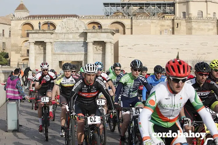 CORDOBA. 24/02/2016. SALIDA DE LA CARRERA CICLISTA ANDALUCIA BIKE RACE DESDE LA PUERTA DEL PUENTE. FOTO: ROLDAN SERRANO. CORDOBA HOY.