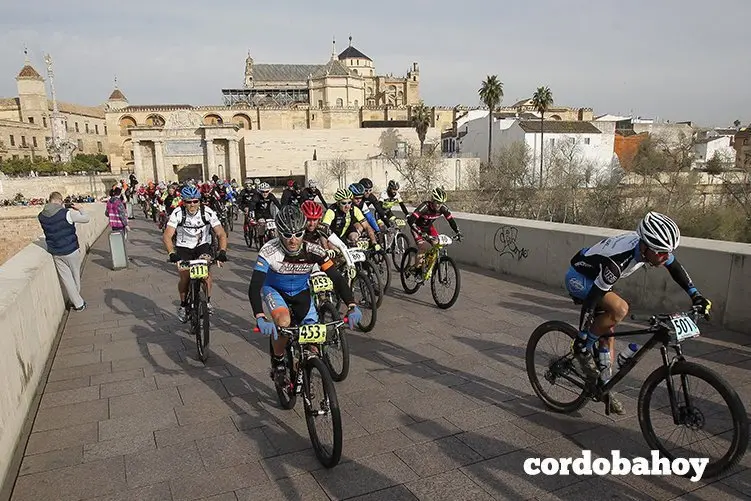 CORDOBA. 24/02/2016. SALIDA DE LA CARRERA CICLISTA ANDALUCIA BIKE RACE DESDE LA PUERTA DEL PUENTE. FOTO: ROLDAN SERRANO. CORDOBA HOY.