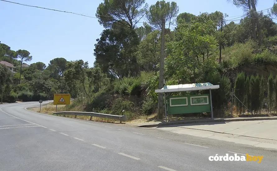 Carretera de Santa Maria de Trassierra con parada del bus