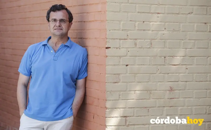 CORDOBA. 08/07/2016. ENTREVISTA A JUAN ANDRES DE GRACIA EN EL PARQUE CRUZ CONDE. FOTO: ROLDAN SERRANO. CORDOBA HOY.