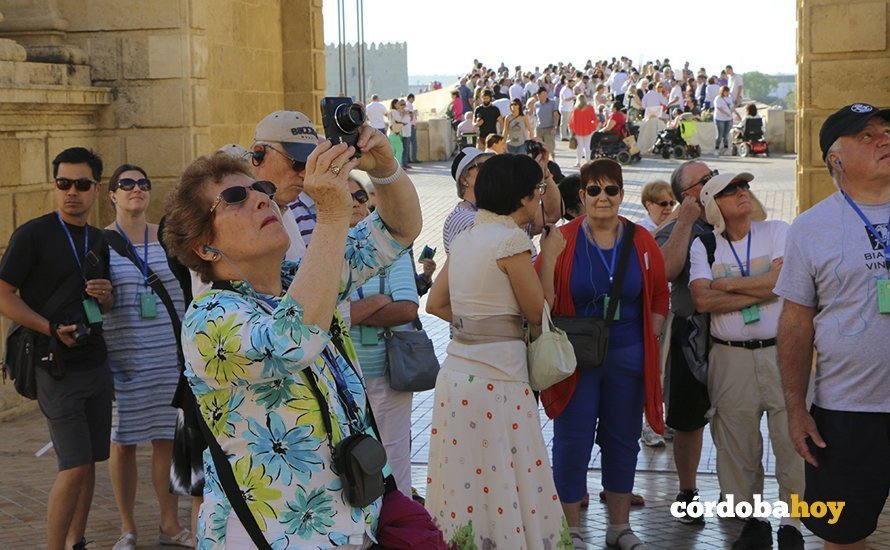 Turistas en la Puerta del Puente