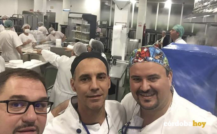 El chef Paco López de la Cuchara de San Lorenzo y los cocineros del Hospital Eduardo Sánchez e Israel Muñoz, en la cocina del Reina Sofía