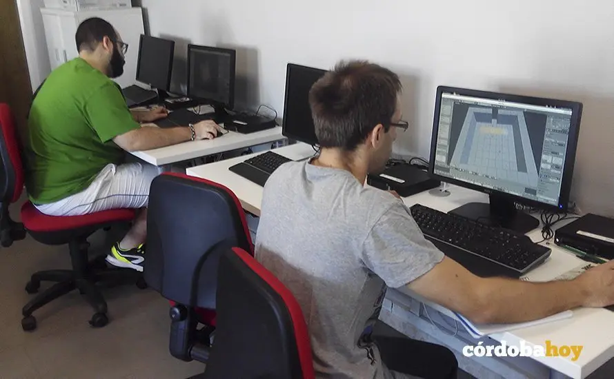 J&oacute;venes en los talleres de dise&ntilde;o gr&aacute;fico