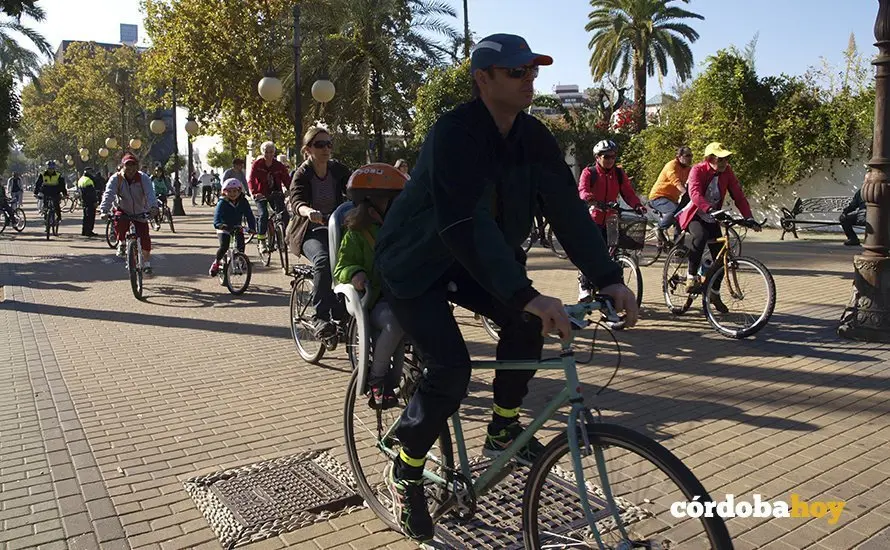 Manifestaci&oacute;n en bici por el clima 2