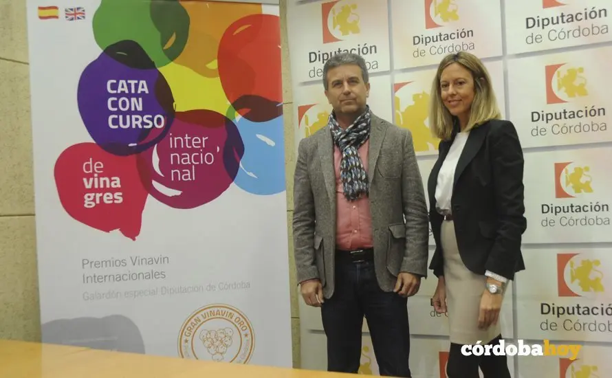 Francisco &Aacute;ngel S&aacute;nchez, delegado de Agricultura de la Junta, y Roc&iacute;o M&aacute;rquez, presidenta de Vinavin, presentando el concurso del mejor vinagre internacional