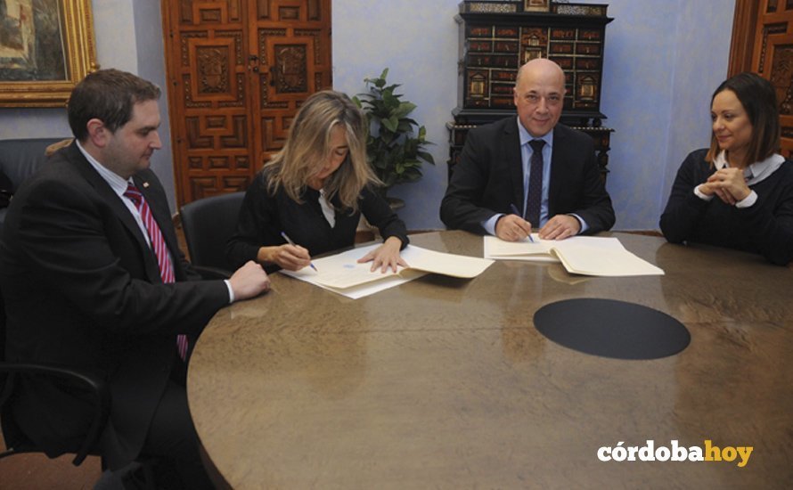 Antonio Ruiz, presidente de la Diputación, firmando el convenio de ayuda para los refugiados sirios